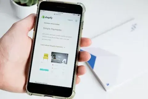 Smartphone displaying a Shopify page